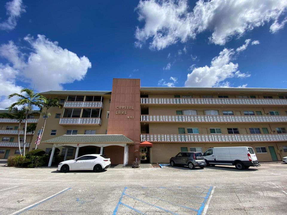 Active With Contract: $1,600 (1 beds, 1 baths, 660 Square Feet)