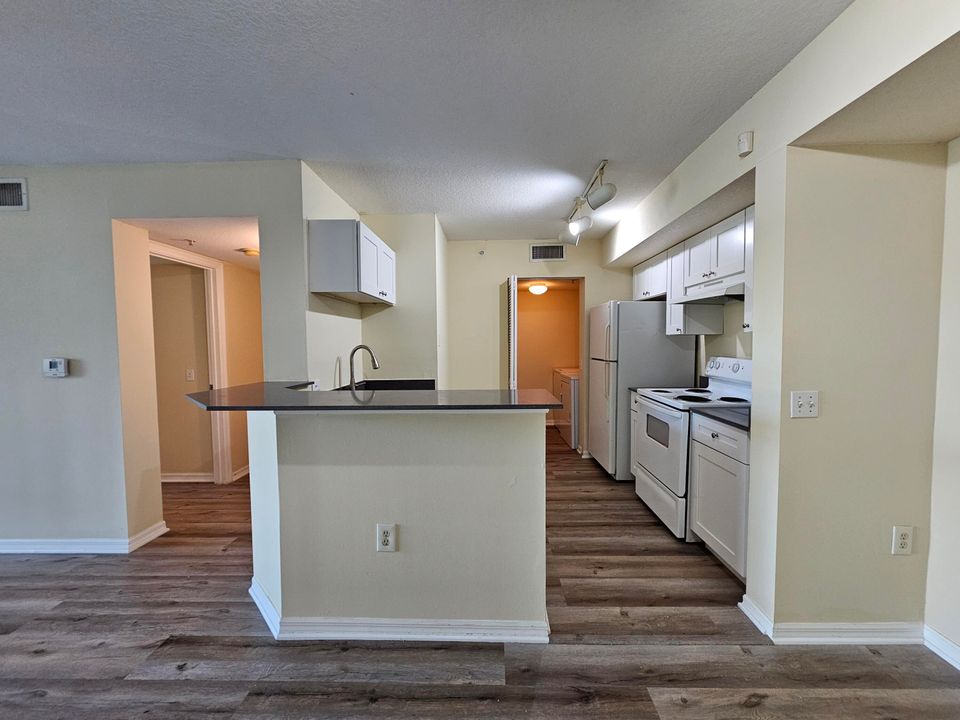 For Rent: $1,850 (1 beds, 1 baths, 793 Square Feet)