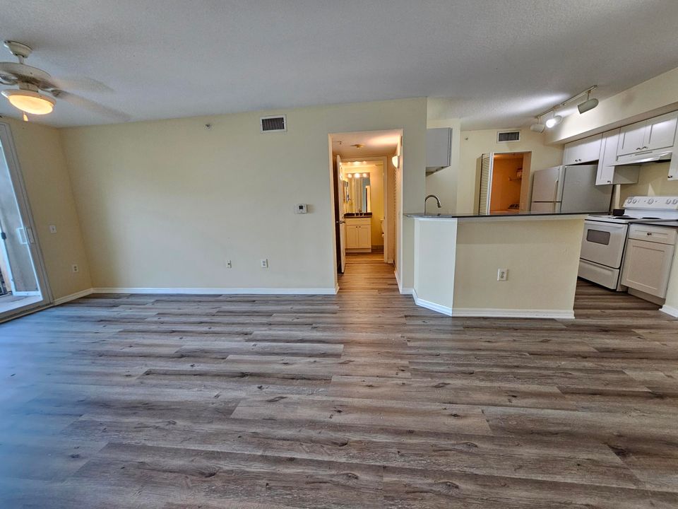 For Rent: $1,850 (1 beds, 1 baths, 793 Square Feet)