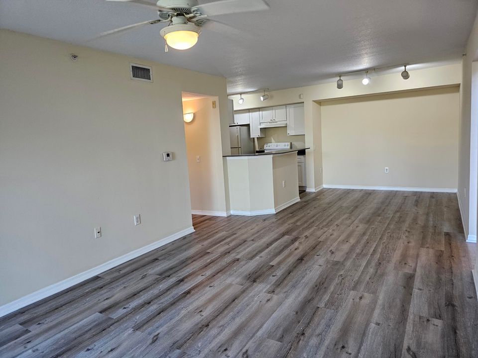 For Rent: $1,850 (1 beds, 1 baths, 793 Square Feet)