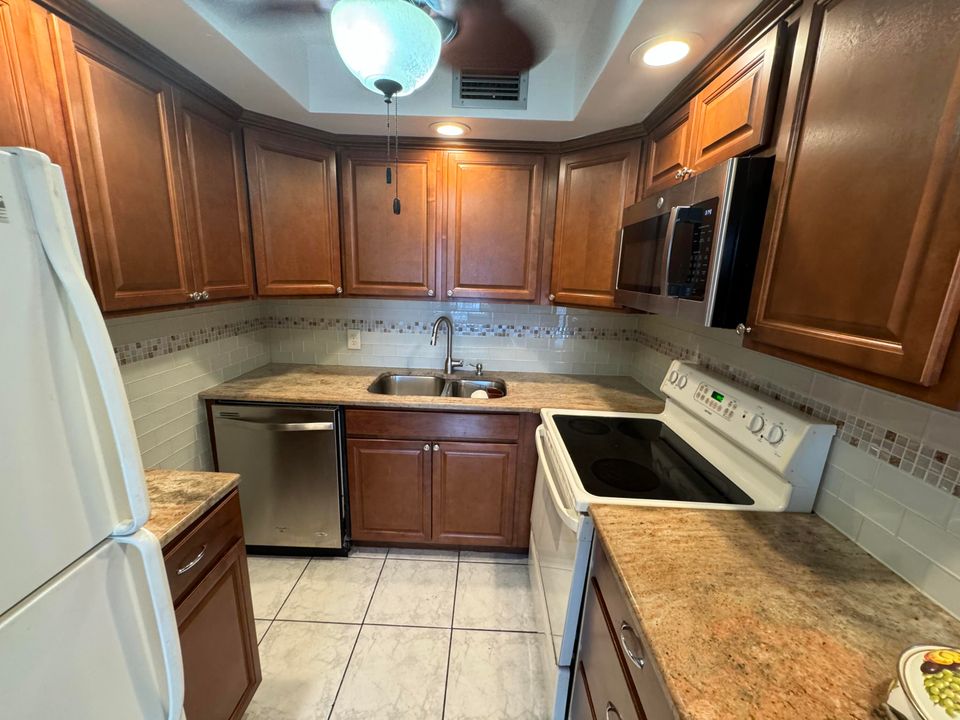 For Rent: $1,800 (2 beds, 1 baths, 798 Square Feet)