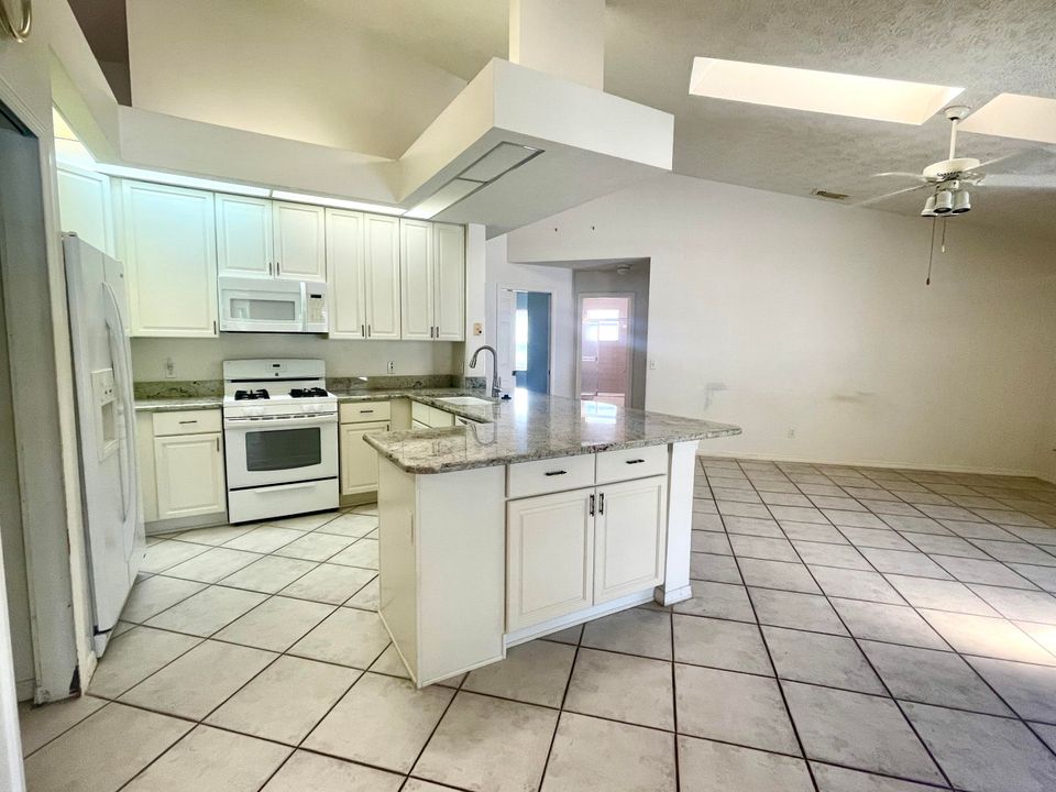 Active With Contract: $400,000 (3 beds, 3 baths, 2000 Square Feet)
