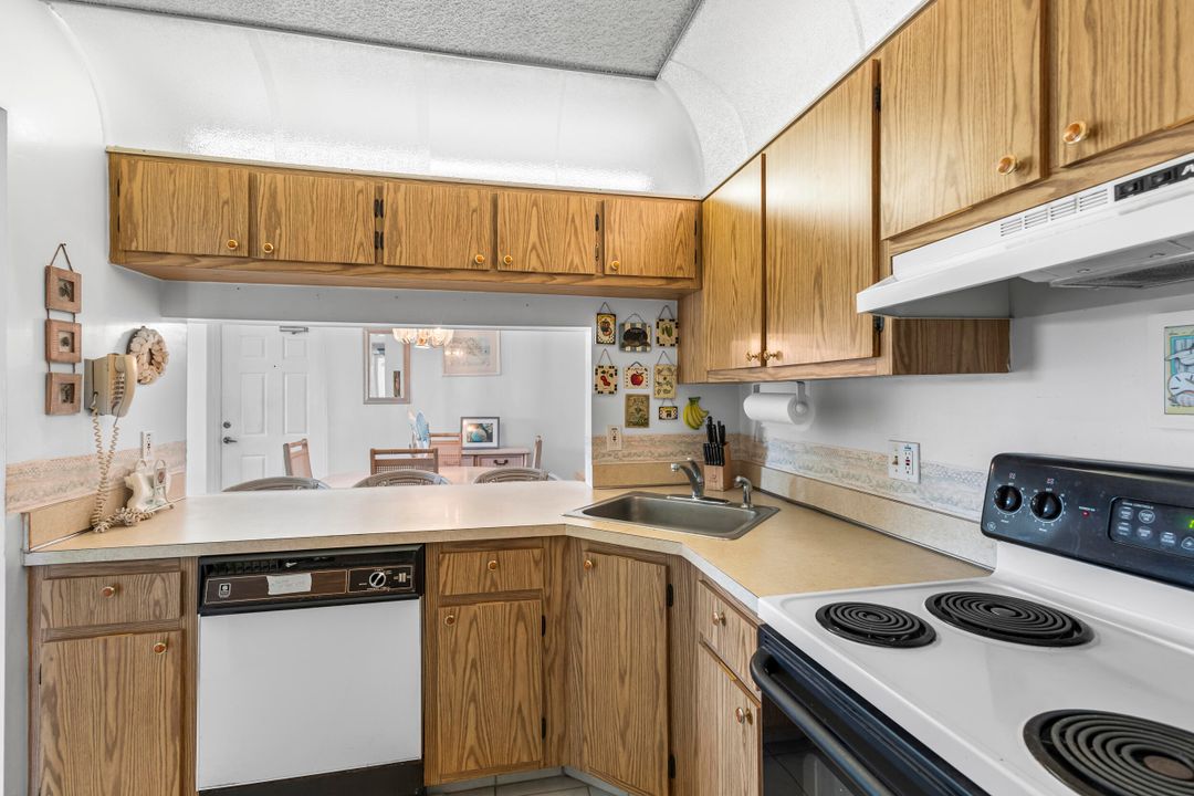 For Sale: $329,500 (2 beds, 2 baths, 1090 Square Feet)