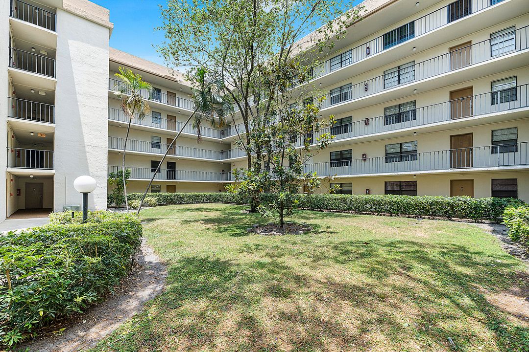 Active With Contract: $145,000 (1 beds, 1 baths, 808 Square Feet)