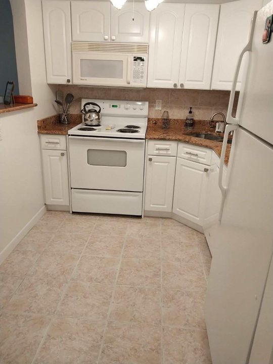 For Rent: $2,500 (1 beds, 1 baths, 637 Square Feet)
