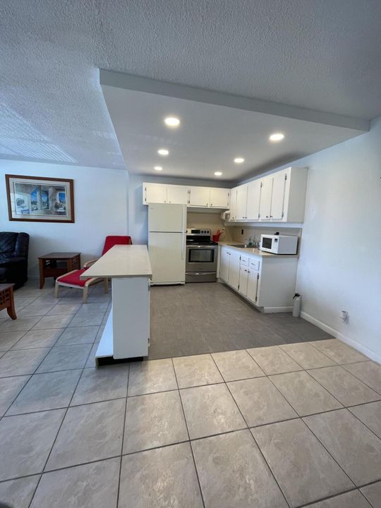 For Sale: $139,900 (1 beds, 1 baths, 719 Square Feet)