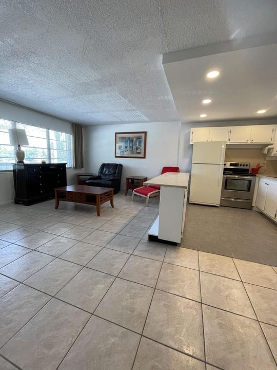 For Sale: $139,900 (1 beds, 1 baths, 719 Square Feet)