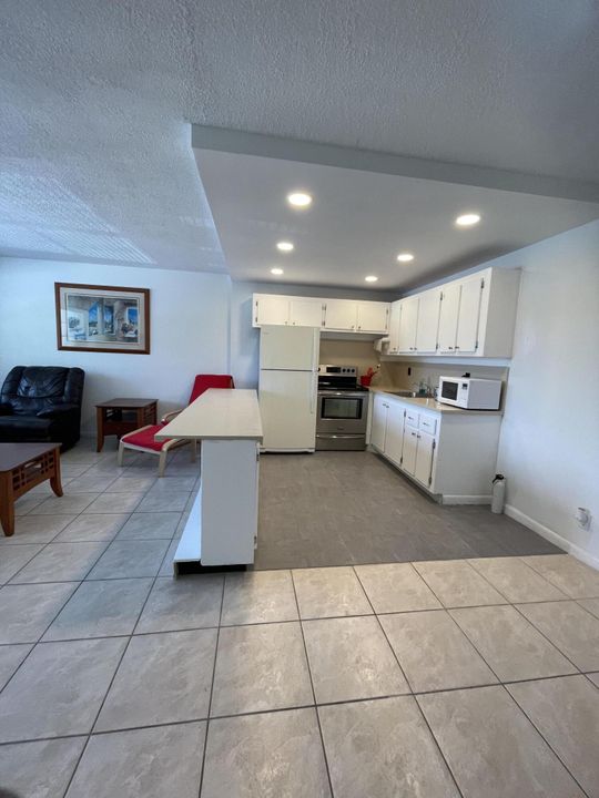 For Sale: $139,900 (1 beds, 1 baths, 719 Square Feet)