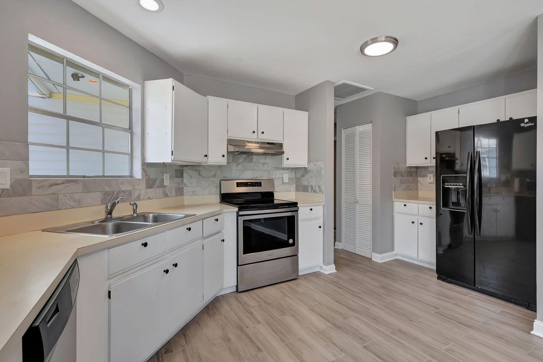 Active With Contract: $349,900 (2 beds, 2 baths, 1298 Square Feet)