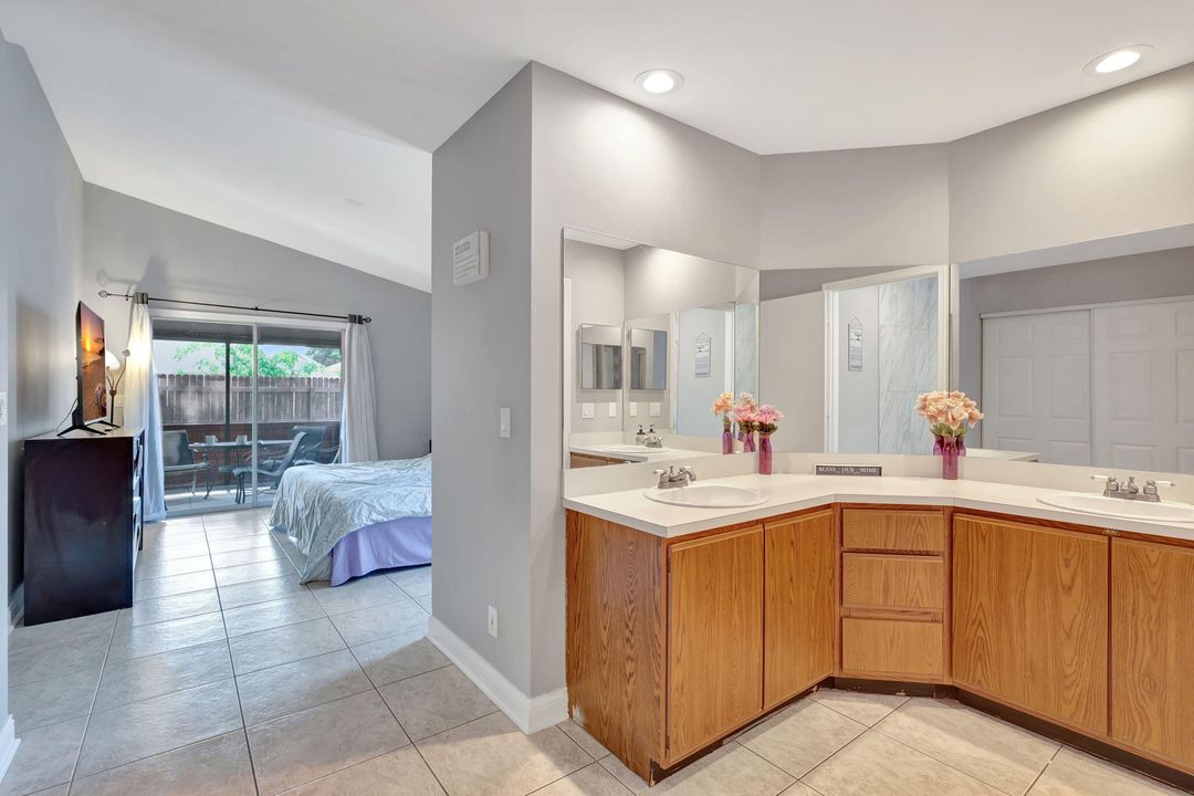 Active With Contract: $349,900 (2 beds, 2 baths, 1298 Square Feet)