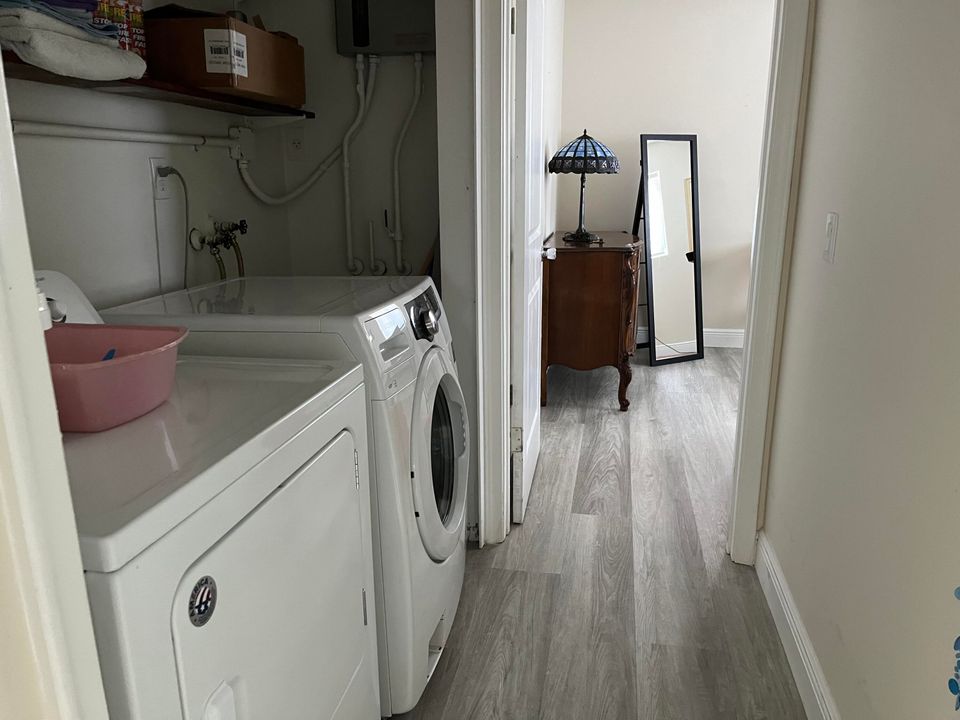 Active With Contract: $1,700 (2 beds, 1 baths, 900 Square Feet)