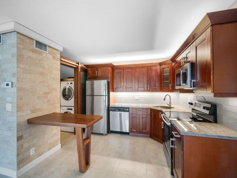 For Sale: $249,000 (1 beds, 1 baths, 792 Square Feet)