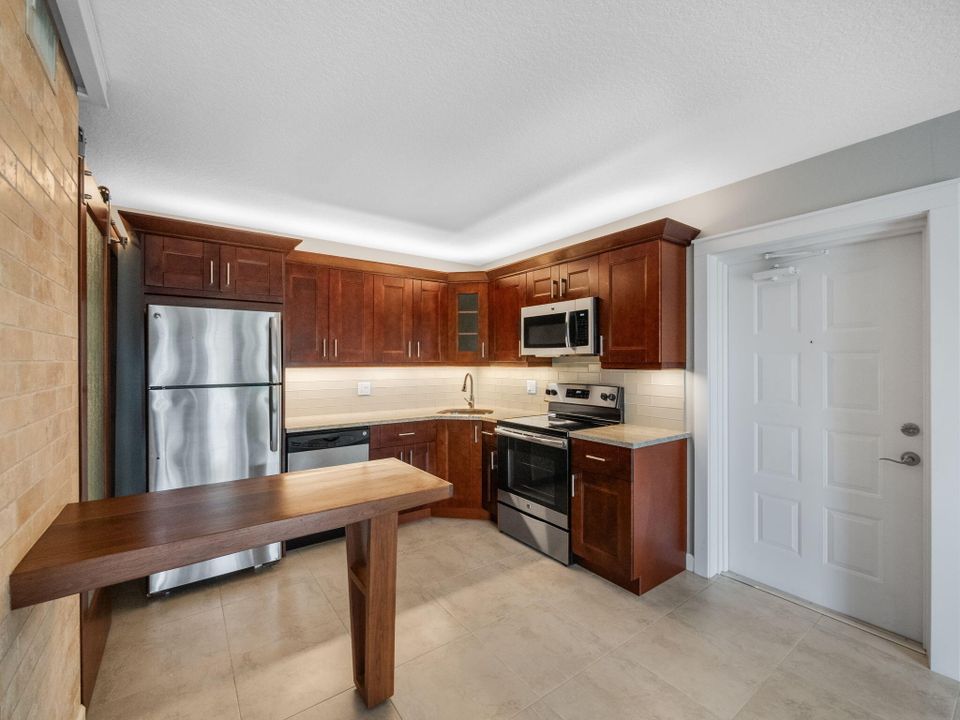 For Sale: $249,000 (1 beds, 1 baths, 792 Square Feet)