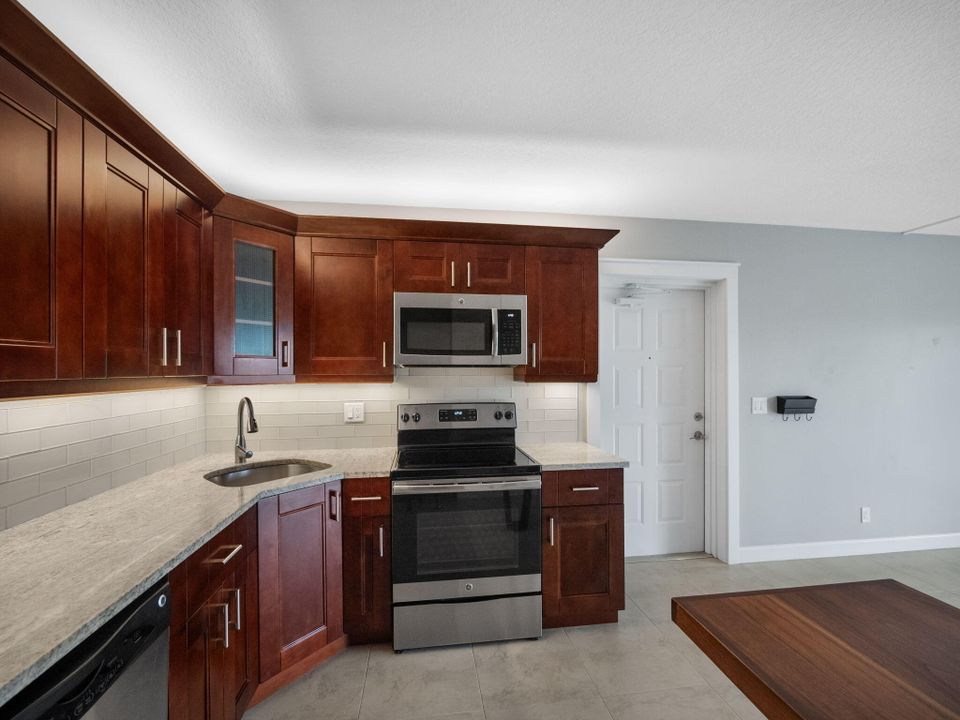 For Sale: $249,000 (1 beds, 1 baths, 792 Square Feet)
