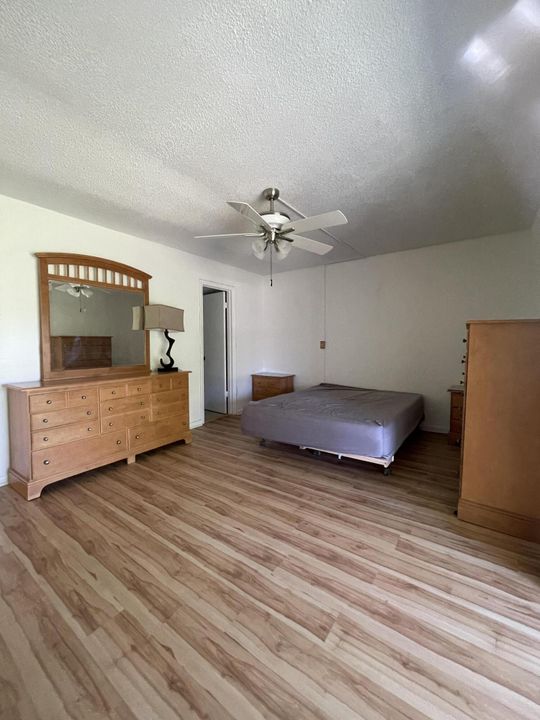 For Sale: $139,900 (1 beds, 1 baths, 719 Square Feet)