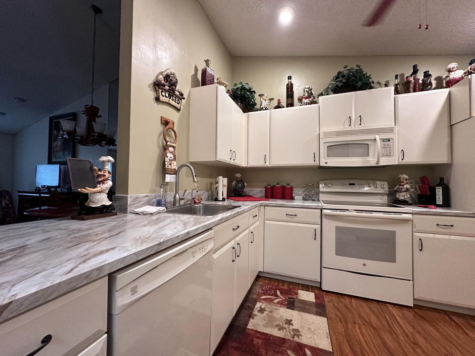 For Sale: $290,000 (3 beds, 2 baths, 1298 Square Feet)