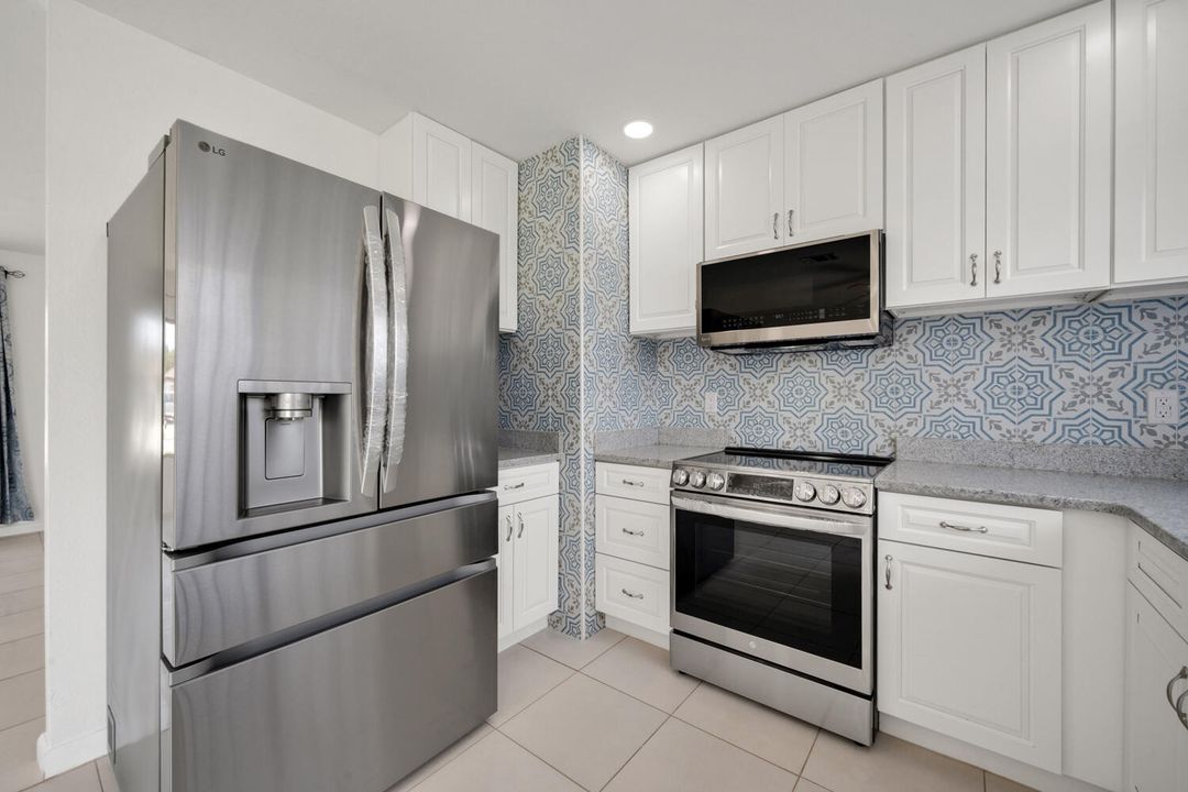 For Sale: $320,000 (2 beds, 1 baths, 900 Square Feet)