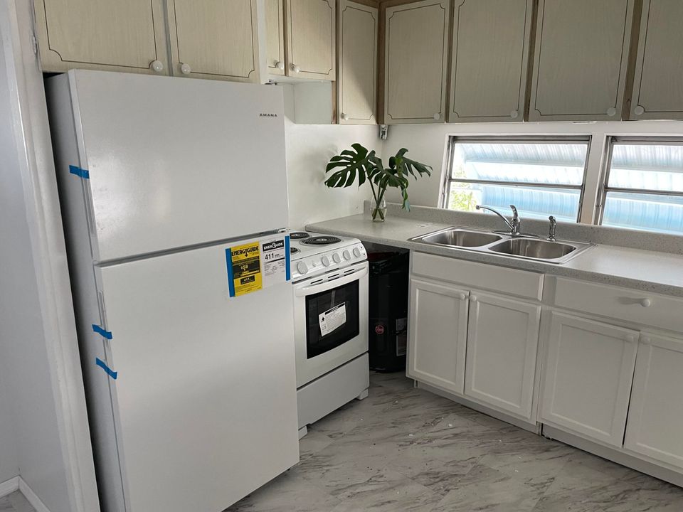 For Sale: $260,000 (3 beds, 2 baths, 880 Square Feet)