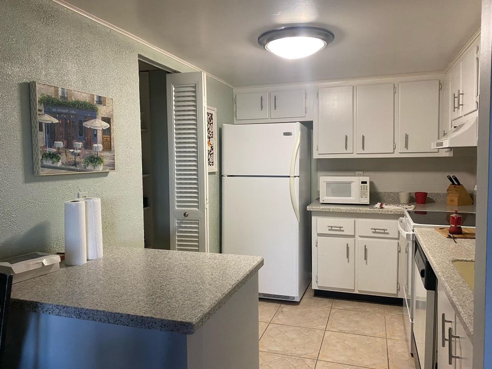 Active With Contract: $2,900 (2 beds, 2 baths, 1219 Square Feet)