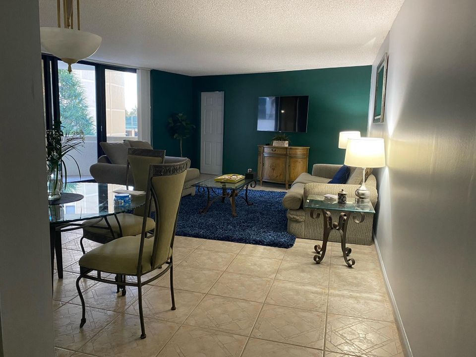 Active With Contract: $2,900 (2 beds, 2 baths, 1219 Square Feet)