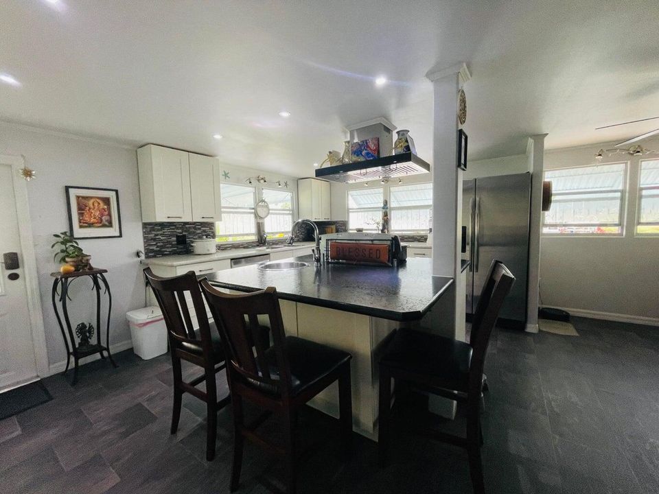 For Sale: $274,900 (2 beds, 2 baths, 1110 Square Feet)