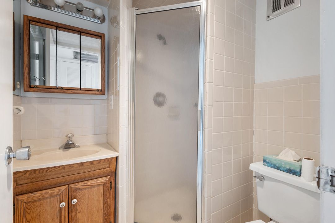 For Sale: $220,000 (1 beds, 1 baths, 842 Square Feet)