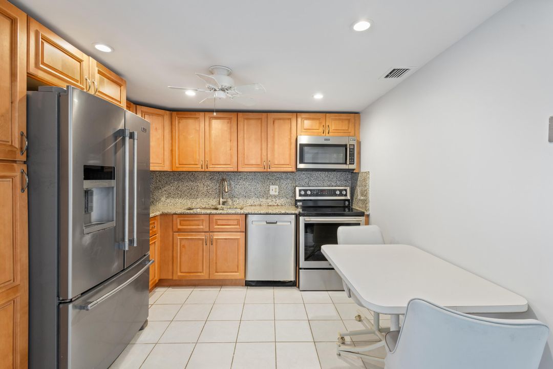 For Sale: $220,000 (1 beds, 1 baths, 842 Square Feet)
