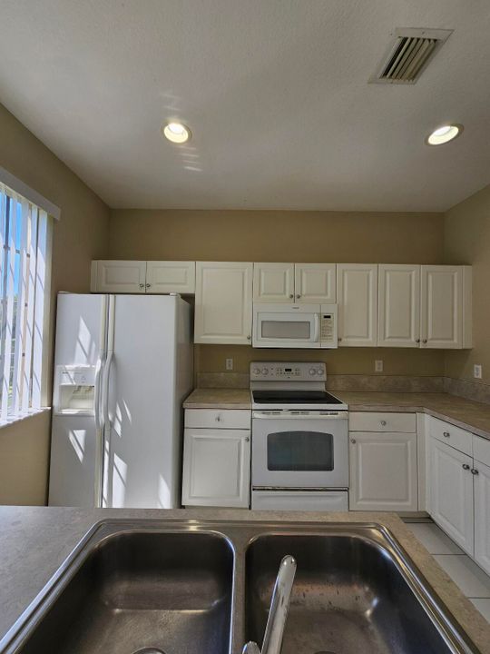 Active With Contract: $1,950 (2 beds, 2 baths, 1206 Square Feet)