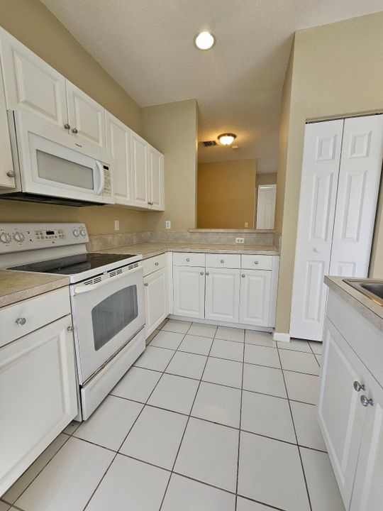 Active With Contract: $1,950 (2 beds, 2 baths, 1206 Square Feet)