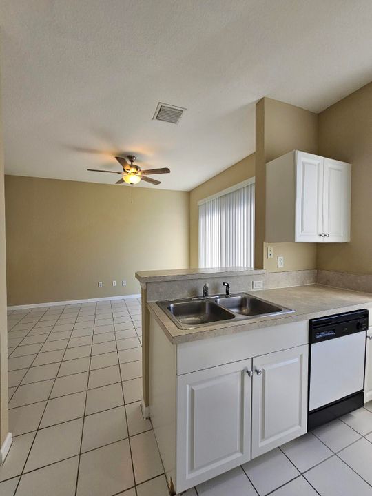 Active With Contract: $1,950 (2 beds, 2 baths, 1206 Square Feet)