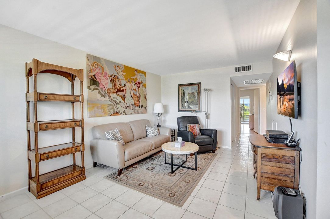 Active With Contract: $169,900 (2 beds, 2 baths, 916 Square Feet)