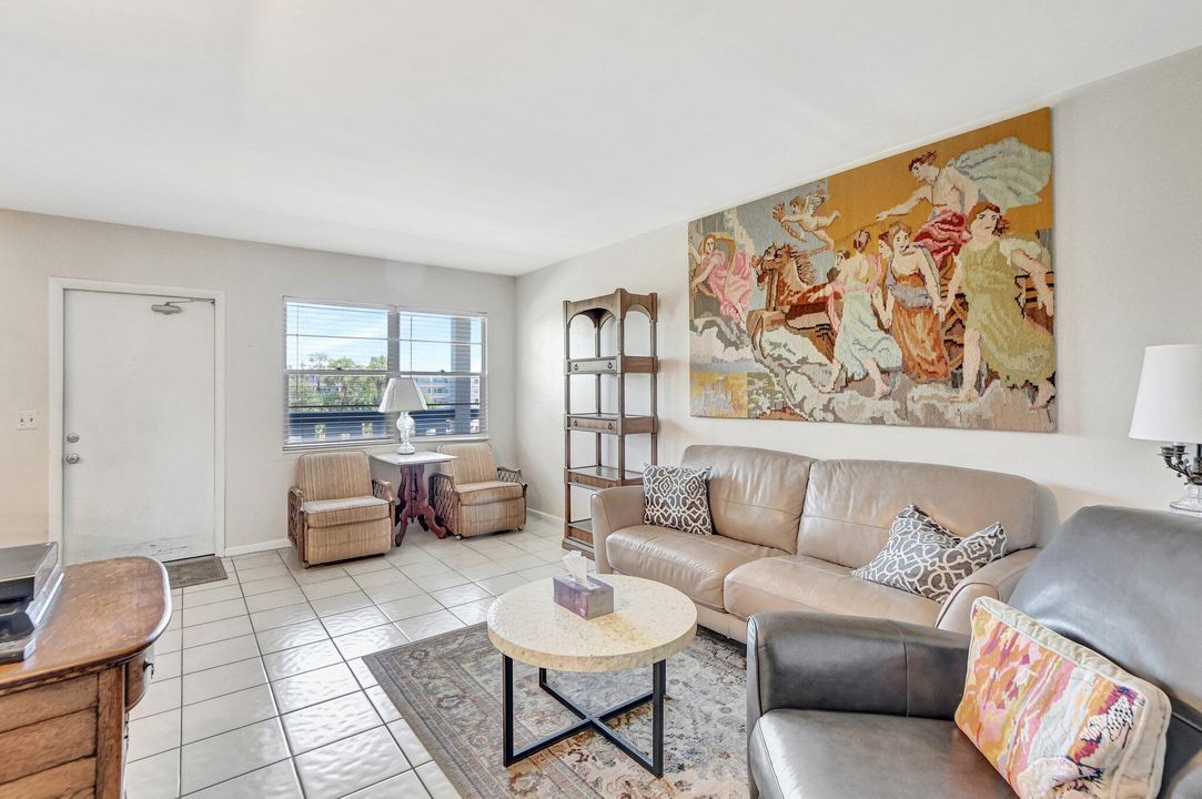 Active With Contract: $169,900 (2 beds, 2 baths, 916 Square Feet)