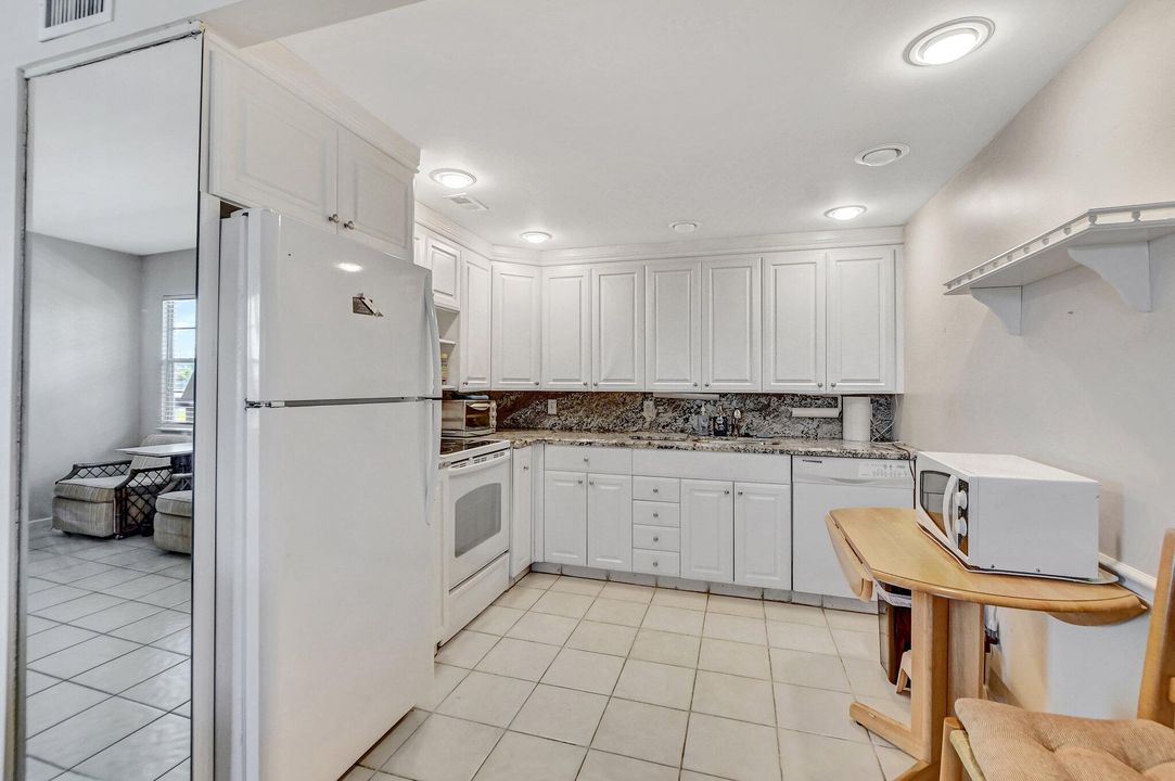 Active With Contract: $169,900 (2 beds, 2 baths, 916 Square Feet)