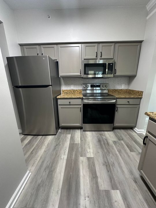 Active With Contract: $2,300 (2 beds, 2 baths, 1141 Square Feet)