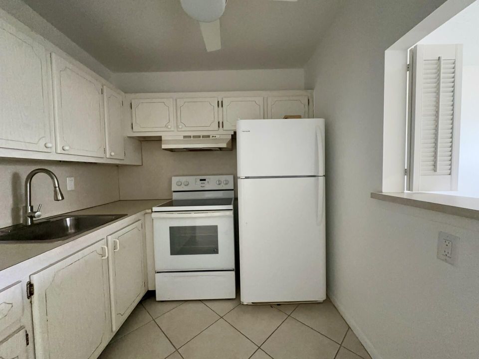 Active With Contract: $1,395 (1 beds, 1 baths, 570 Square Feet)