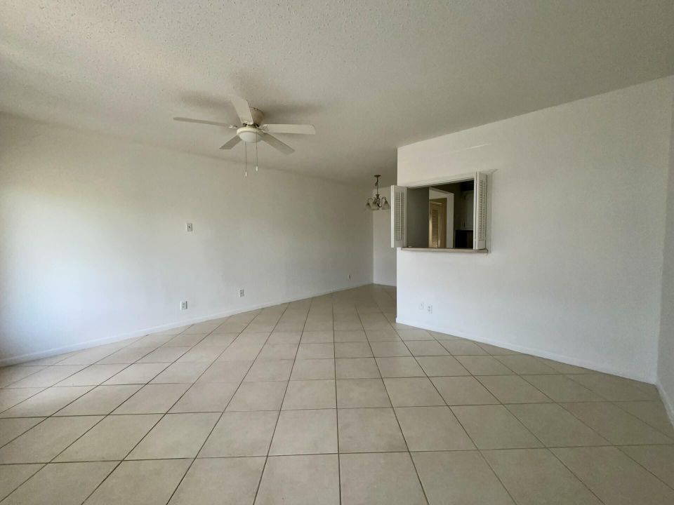 Active With Contract: $1,395 (1 beds, 1 baths, 570 Square Feet)