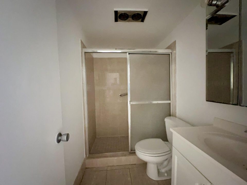 Active With Contract: $1,395 (1 beds, 1 baths, 570 Square Feet)