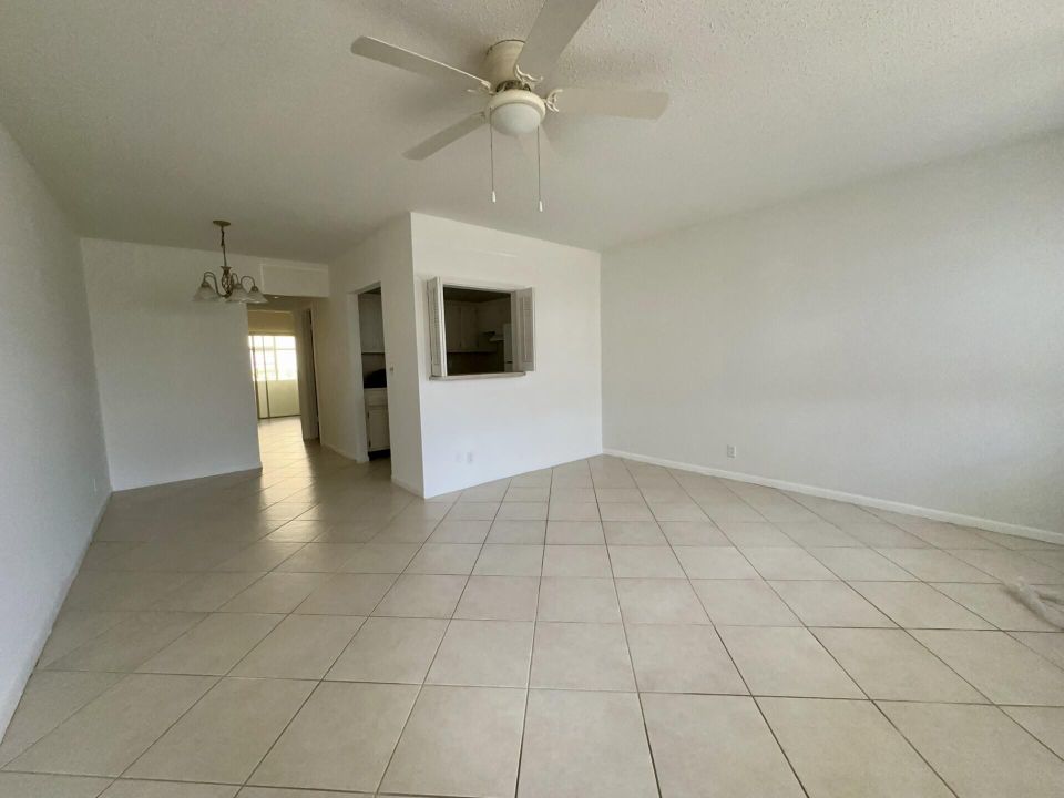 Active With Contract: $1,395 (1 beds, 1 baths, 570 Square Feet)