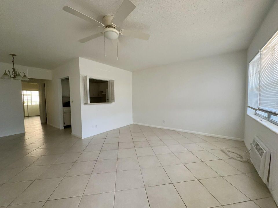 Active With Contract: $1,395 (1 beds, 1 baths, 570 Square Feet)