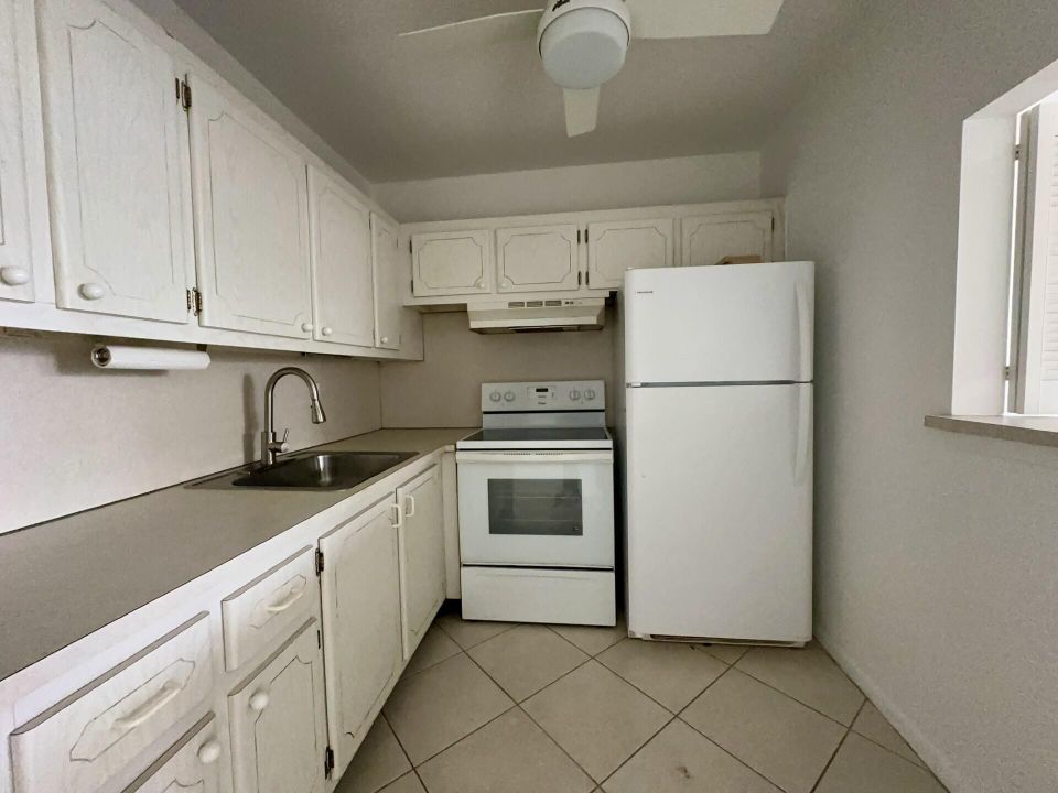 Active With Contract: $1,395 (1 beds, 1 baths, 570 Square Feet)