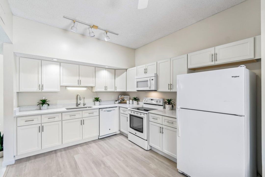 Active With Contract: $224,900 (3 beds, 2 baths, 1452 Square Feet)