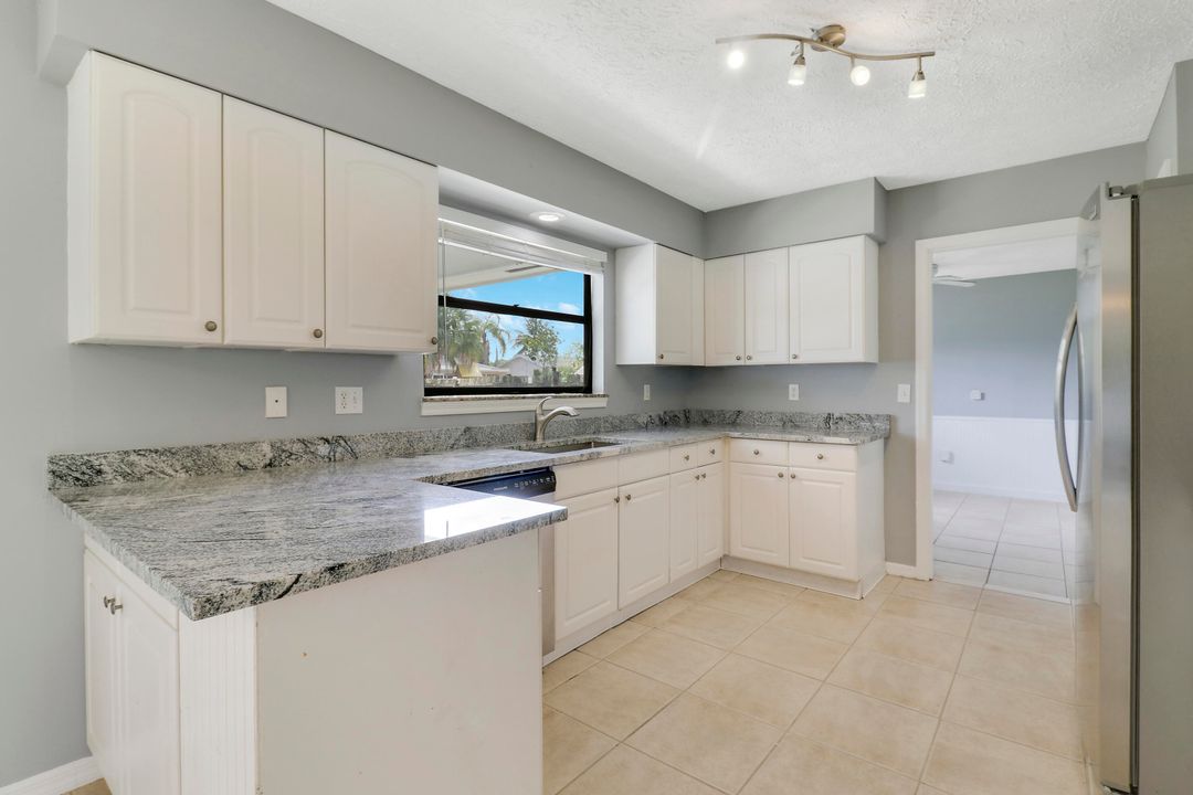 Active With Contract: $324,900 (2 beds, 2 baths, 1308 Square Feet)