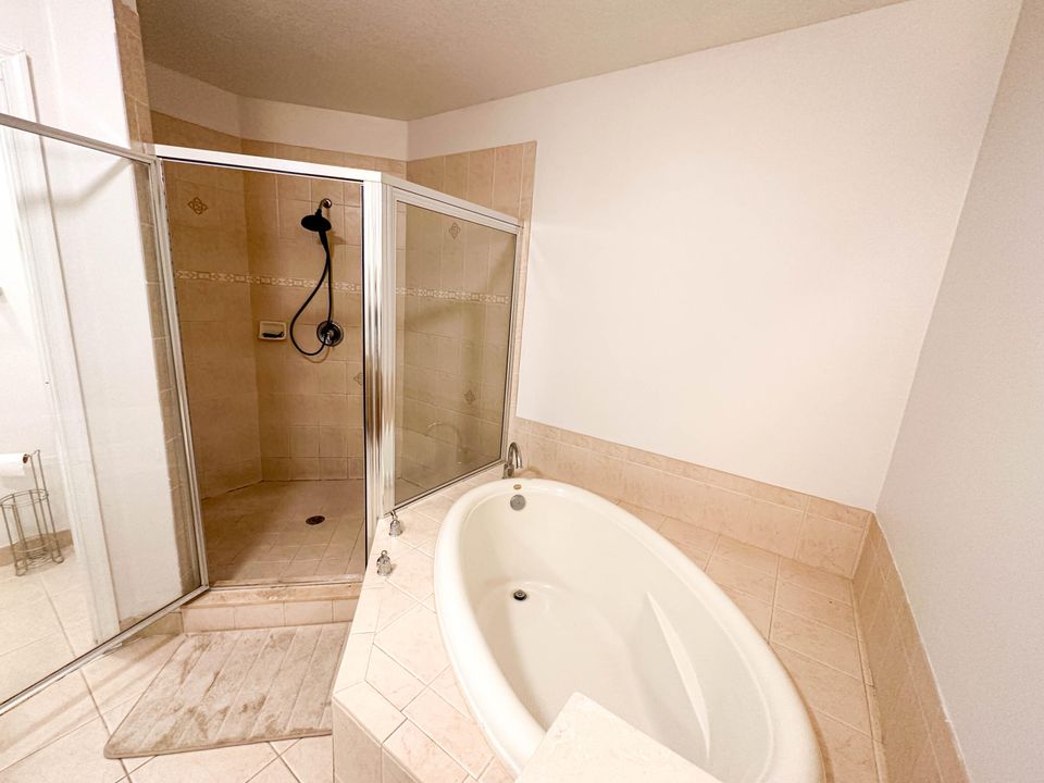 合同活跃: $4,000 (4 贝兹, 3 浴室, 1947 平方英尺)