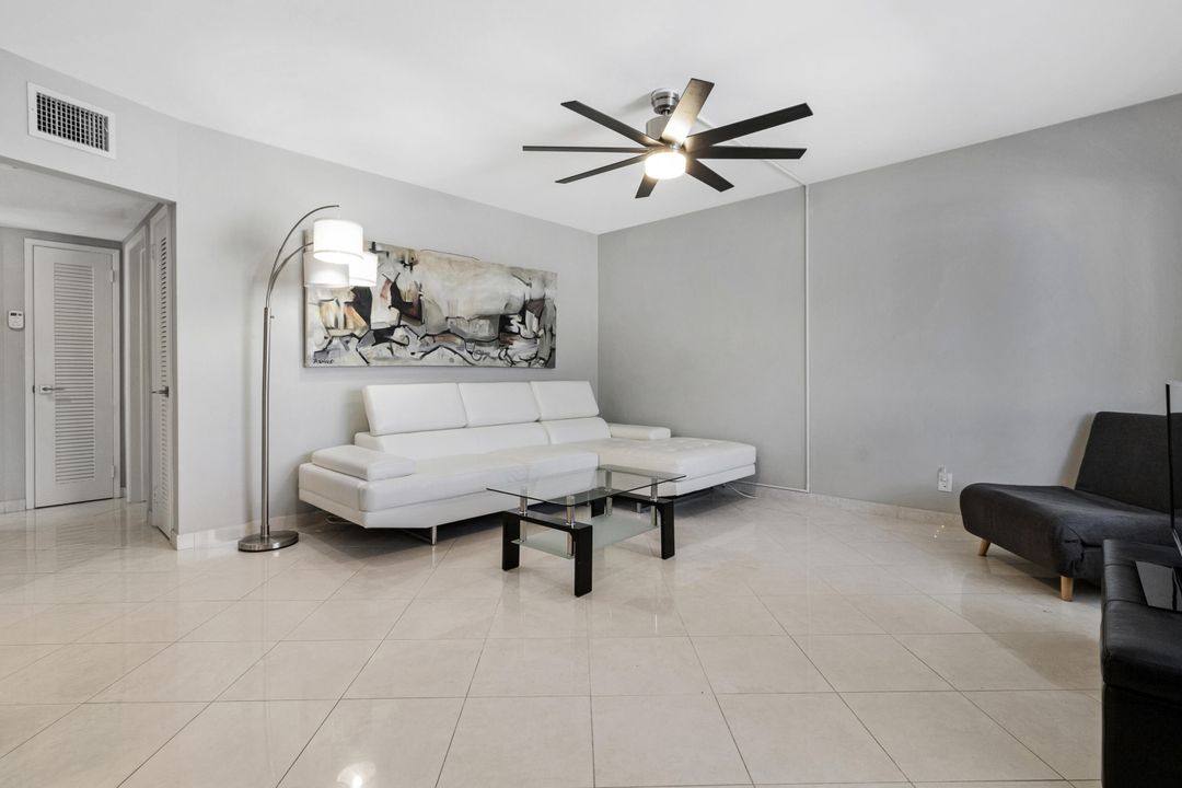 Active With Contract: $1,800 (2 beds, 1 baths, 838 Square Feet)