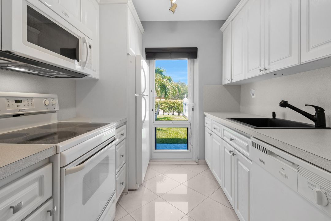 Active With Contract: $1,800 (2 beds, 1 baths, 838 Square Feet)