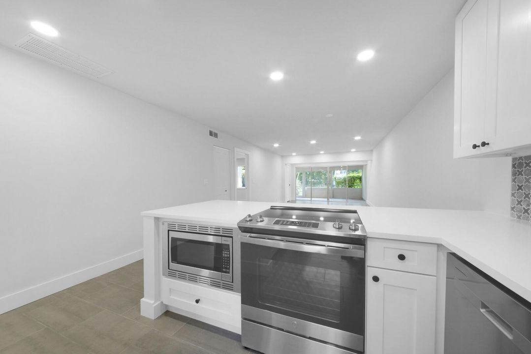 For Sale: $299,900 (2 beds, 2 baths, 1167 Square Feet)