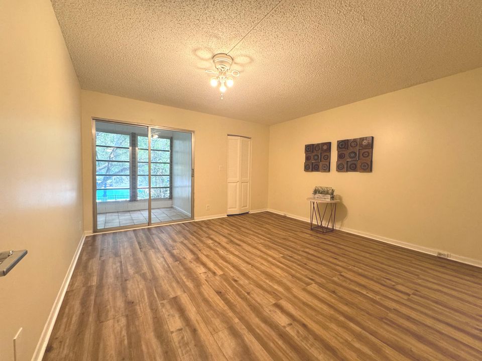 For Sale: $169,900 (2 beds, 2 baths, 1156 Square Feet)