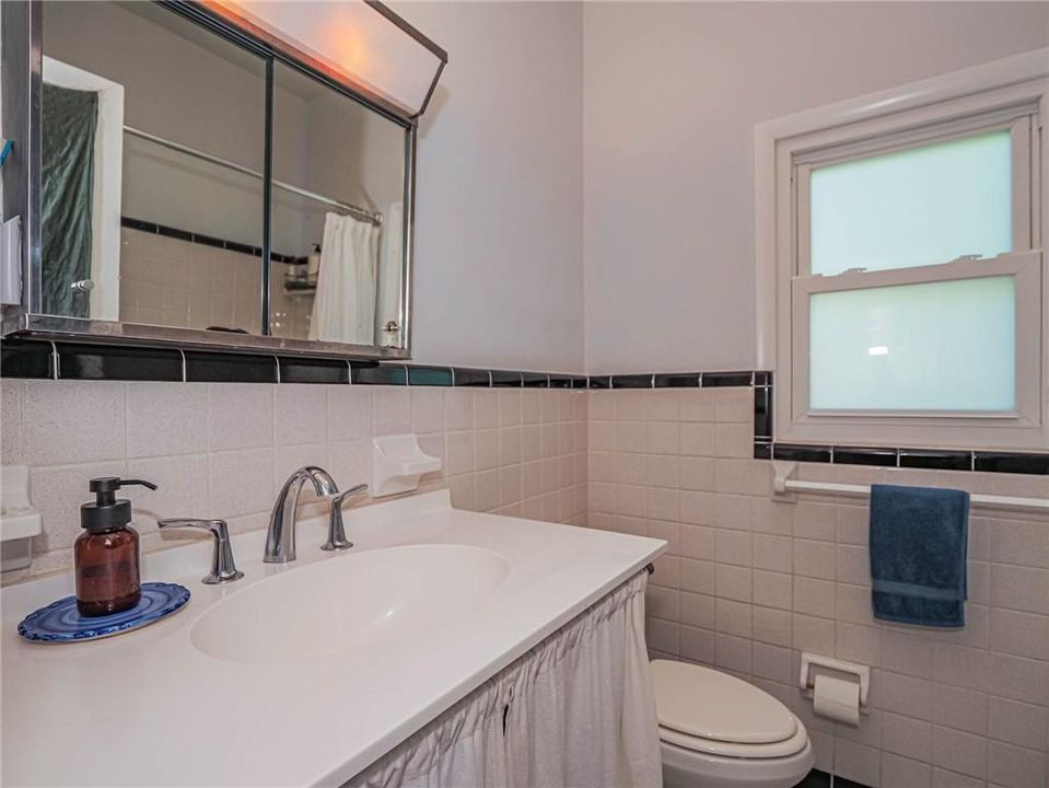 Active With Contract: $295,000 (2 beds, 1 baths, 1120 Square Feet)