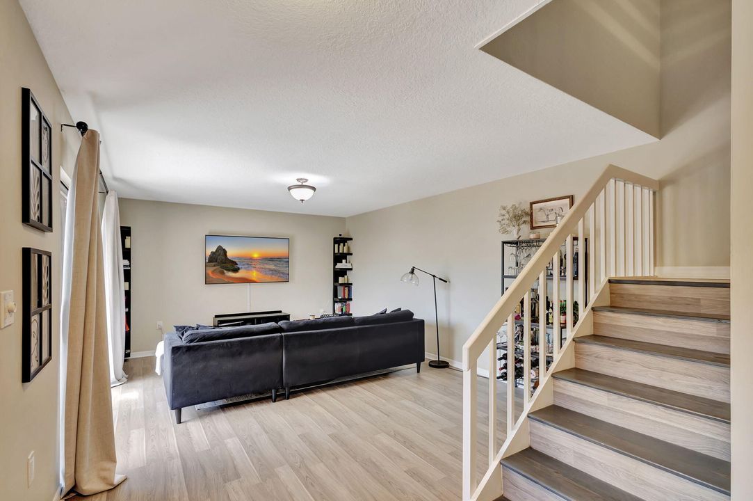 Active With Contract: $2,600 (2 beds, 2 baths, 1184 Square Feet)