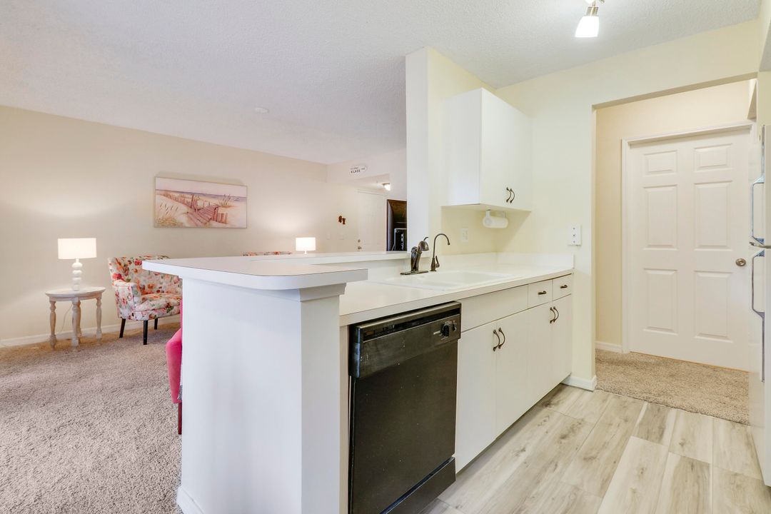 Active With Contract: $2,000 (1 beds, 1 baths, 707 Square Feet)